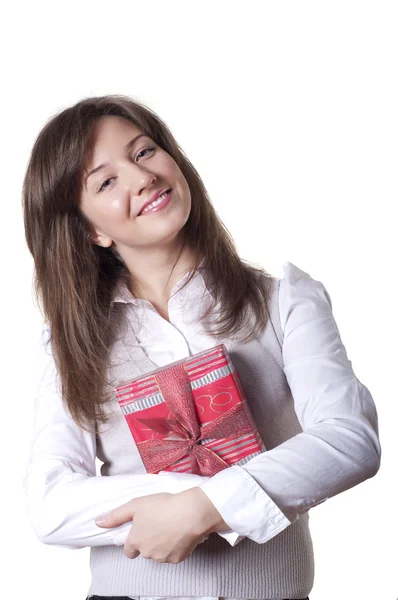 Jonge lachende vrouw bedrijf geschenk — Stockfoto