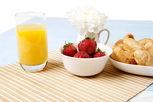 果汁、 羊角面包和竹的莓果 — 图库照片