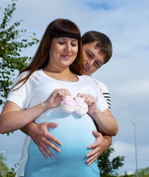 Пара ложится вместе, обнимается, беременная женщина — стоковое фото