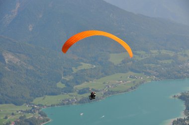 Yamaçparaşütü salzkammergut üzerinde