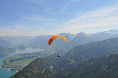 Yamaçparaşütü salzkammergut üzerinde