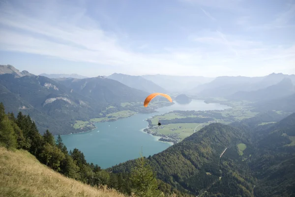 Paraglider över salzkammergut — Stockfoto