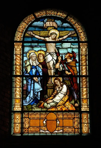 Kleurrijke venster in katholieke kerkmetálico escuadra — Stockfoto