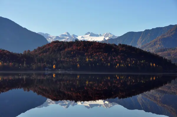 Alpine lake with glacier — Stock Photo, Image