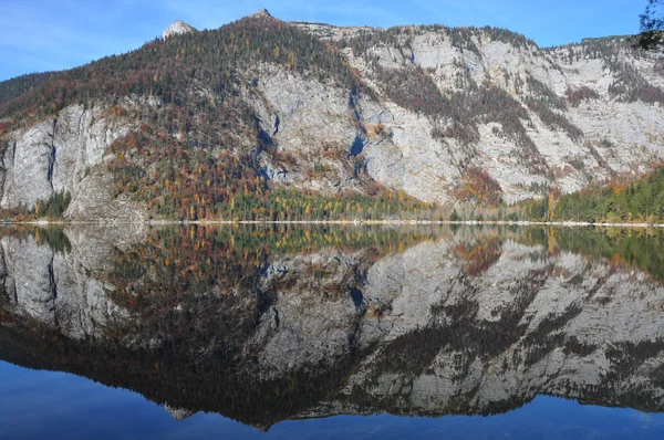 Alpine mountain reflecting in lake — Stock Photo, Image