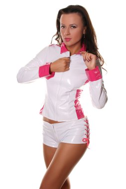 oldukça şık pvc ceket ve şort giyen model