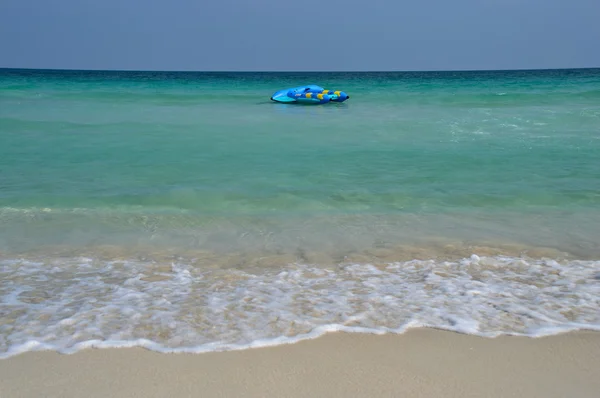 Samui beach bananenboot — Stockfoto