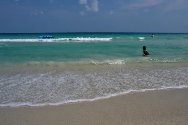 サムイ島のビーチの女の子 — ストック写真