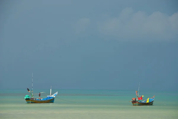Due barche a coda lunga in mare — Foto Stock