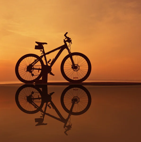 Отражение силуэта велосипеда — стоковое фото