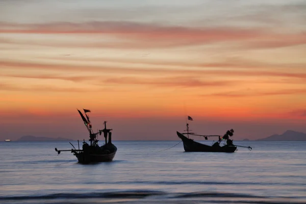 在日落期间古典长尾船 — 图库照片