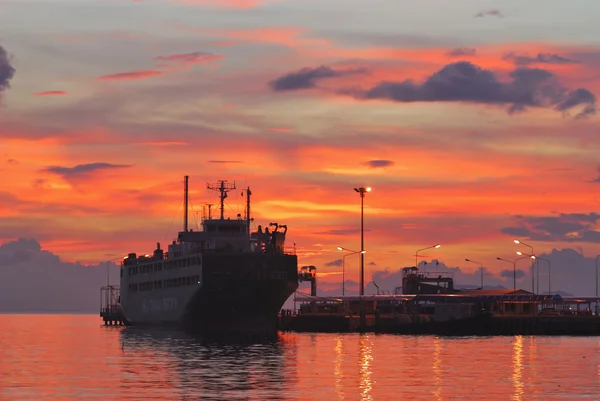 Barca de feribot la Samui în timpul apusul soarelui — Fotografie, imagine de stoc
