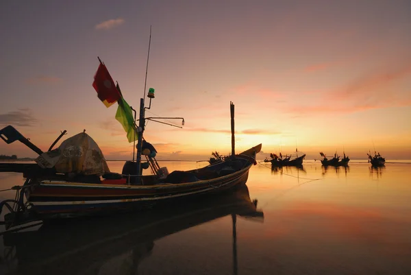 Barco clássico de cauda longa durante o pôr do sol . — Fotografia de Stock