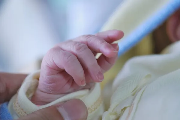Nově narozené dítě v prostoru operace — Stock fotografie