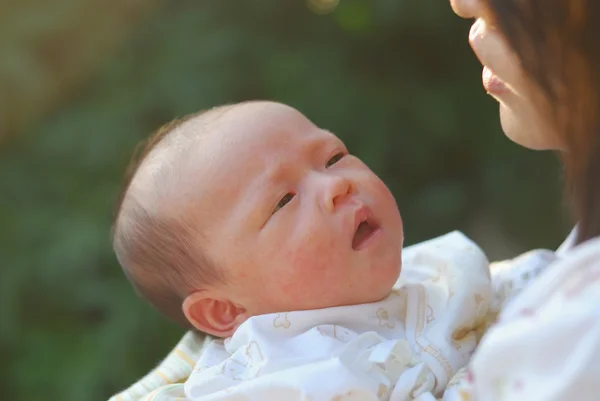 Новорожденный ребёнок — стоковое фото