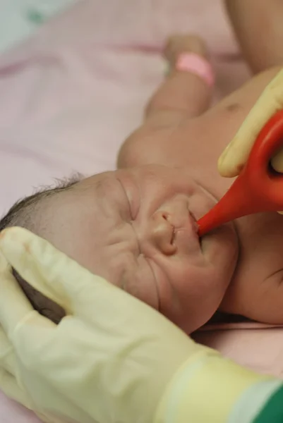 Säugling im Operationssaal — Stockfoto
