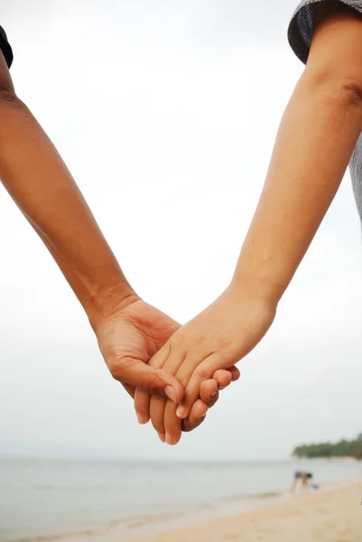 Amantes mãos juntas — Fotografia de Stock