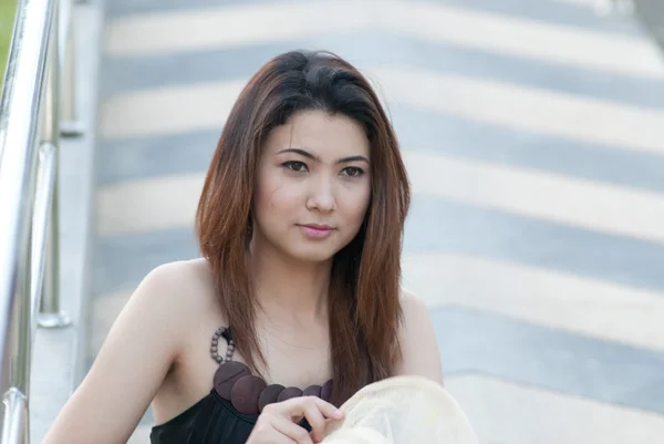 Süße asiatische junge Frau — Stockfoto