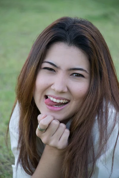 Мила азіатська молода жінка — стокове фото