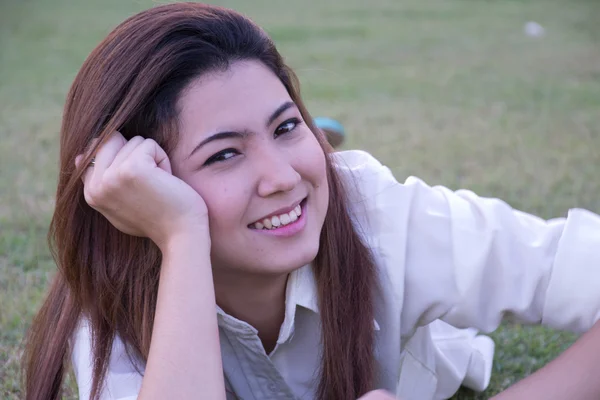 Ładny azjatyckie młode kobiety — Zdjęcie stockowe