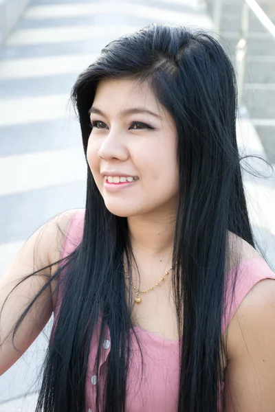Leuke Aziatische jonge vrouw — Stockfoto