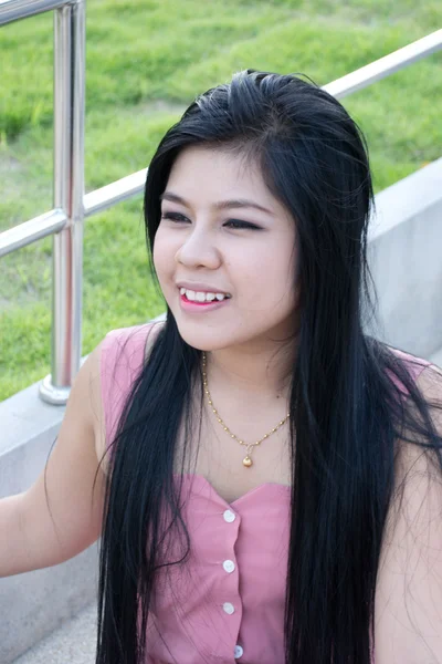 Roztomilý asijský mladá žena — Stock fotografie