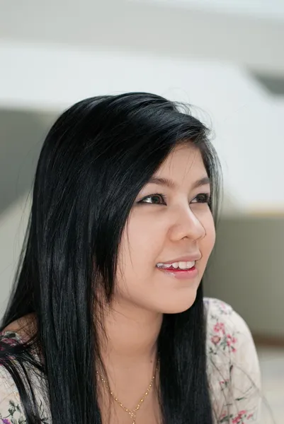 Leuke Aziatische jonge vrouw — Stockfoto