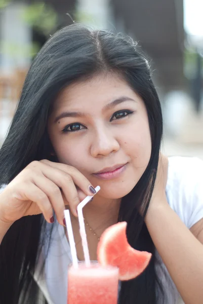 可爱的亚洲年轻女人 — 图库照片
