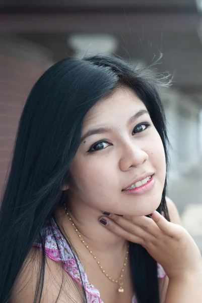 可爱的亚洲年轻女人 — 图库照片