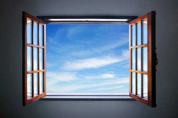 Lass den blauen Himmel herein — Stockfoto