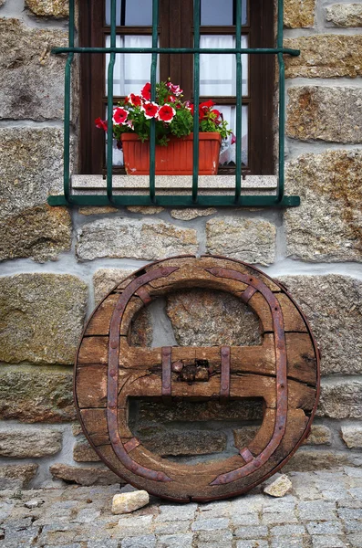 Velha roda de madeira — Fotografia de Stock