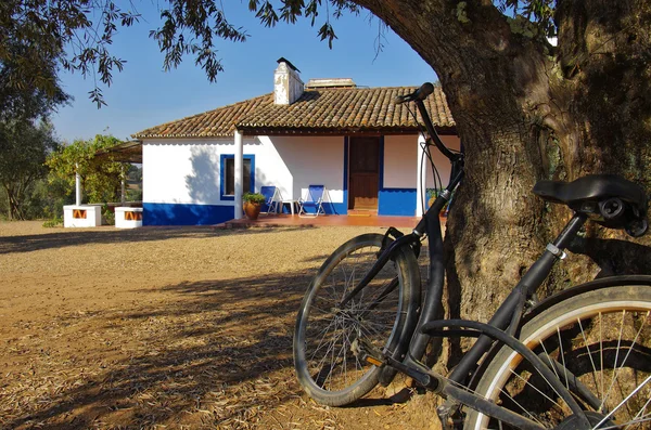 Casa rural e bicicleta — Fotografia de Stock