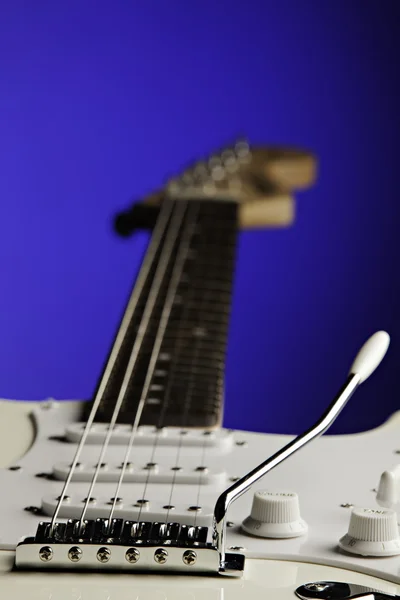 Guitarra blanca aislada en azul — Foto de Stock