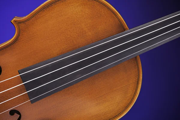 Violino antigo isolado no azul — Fotografia de Stock
