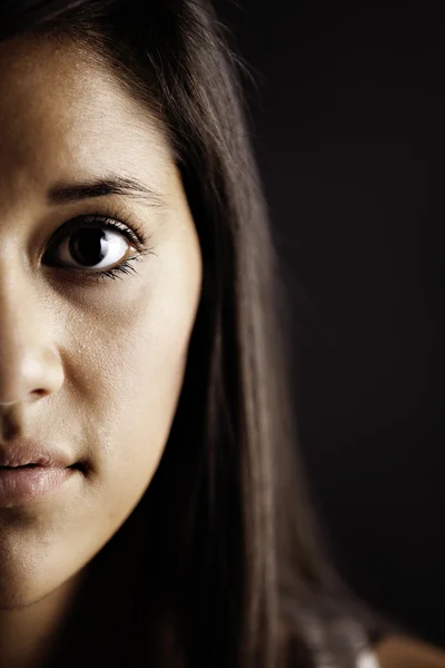 Nastoletnia dziewczynka kobiece pół twarzy na czarny Obrazy Stockowe bez tantiem