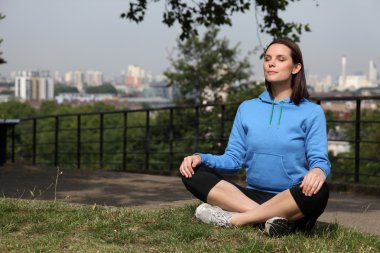 güzel kız sıcak güneşin meditasyon uygun