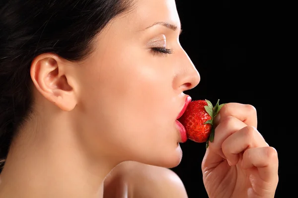 Beautiful girl eating red tasty strawberry fruit — Stock Photo, Image