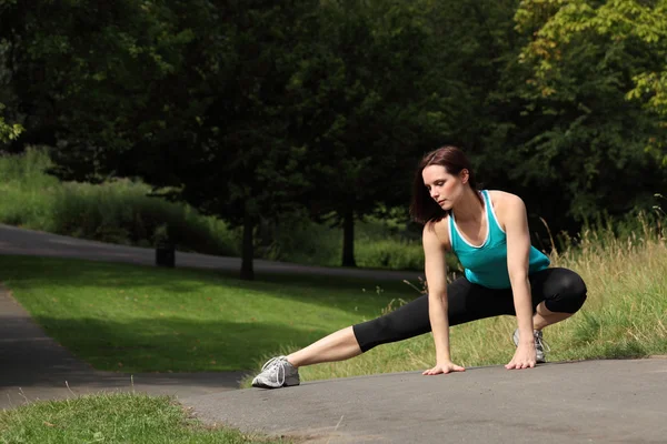 Mooie fit atletische vrouw opwarmen stretch — Stockfoto