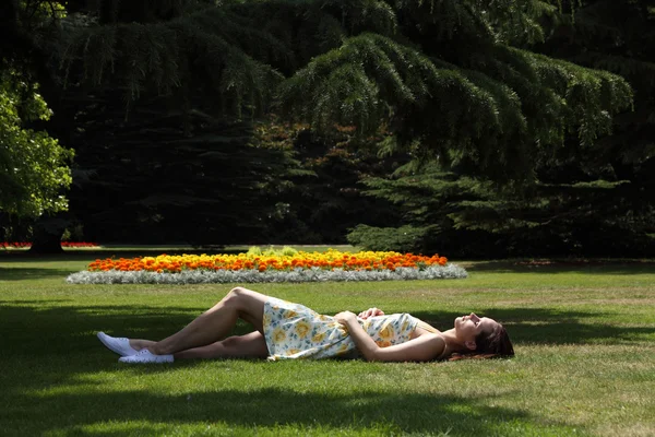 Beautiful woman sleeping in garden summer sun — Stock Photo, Image