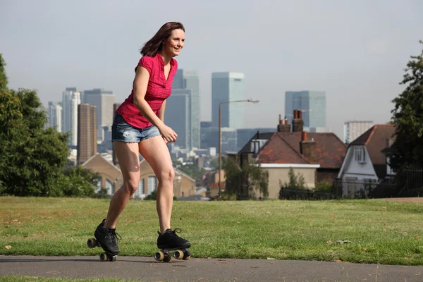 Smuk kvinde sommer sjov rulleskøjteløb London - Stock-foto