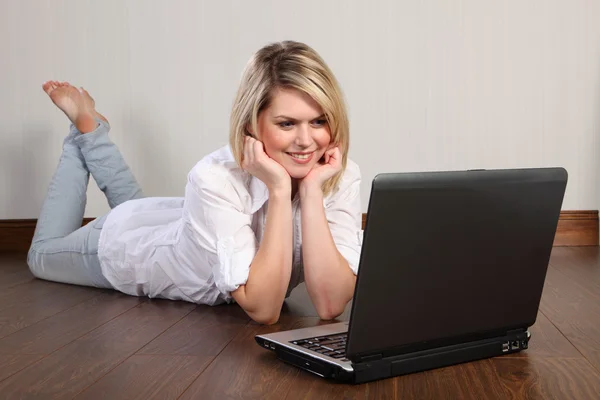 Piękna młoda kobieta w domu za pomocą Internetu — Zdjęcie stockowe
