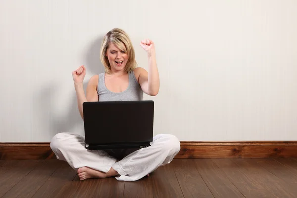 Opgewonden jong meisje surfen op internet op laptop — Stockfoto