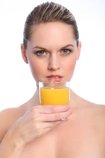 Mulher bonita bebe suco de frutas de laranja saudável — Fotografia de Stock
