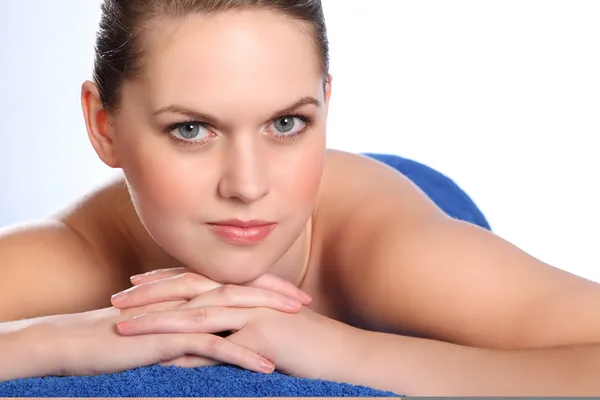 Frau im Wellness-Bereich für Beauty-Verwöhnbehandlung — Stockfoto