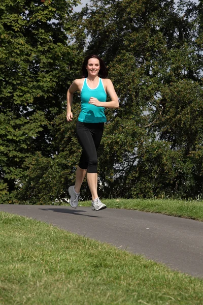 Jeune femme saine exercice en plein air au soleil — Photo