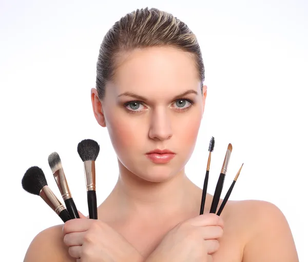 Hermoso maquillaje artista con cepillos cosméticos — Foto de Stock
