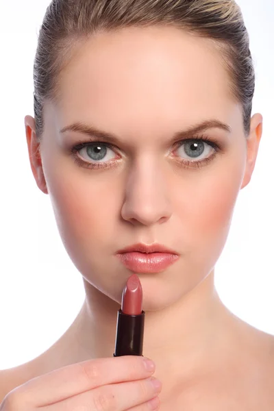 Bella make up artista donna con labbro bastone — Foto Stock