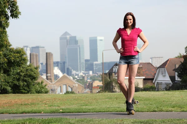 Bella ragazza sui pattini a rotelle a Londra Inghilterra — Foto Stock