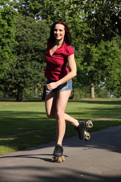 Buon divertimento per lungo gambe ragazza pattinaggio a rotelle — Foto Stock