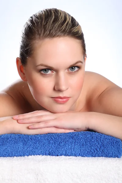 Vacker kvinna i hälsa spa för skönhetsbehandling — Stockfoto